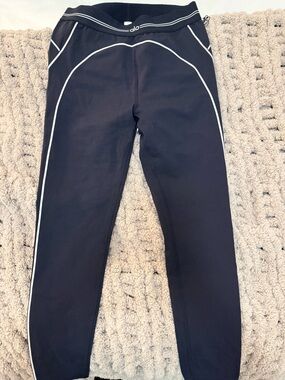 ALO Yoga Women’s Black Leggings with White Piping